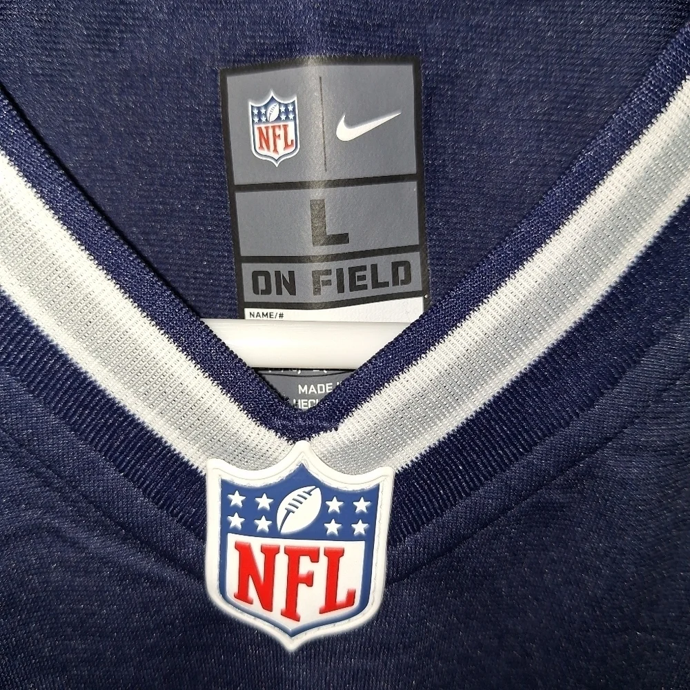 A Nike official NFL Dallas Cowboys Youth #21 Elliot jersey in a size large. NWT
